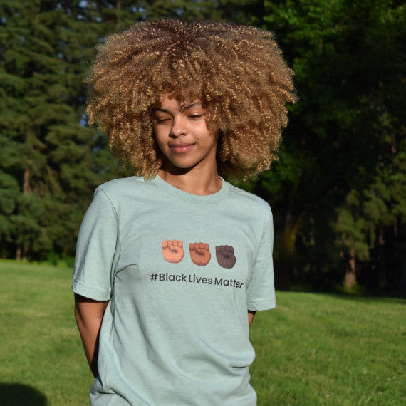 Model in #blacklivesmatter t-shirt